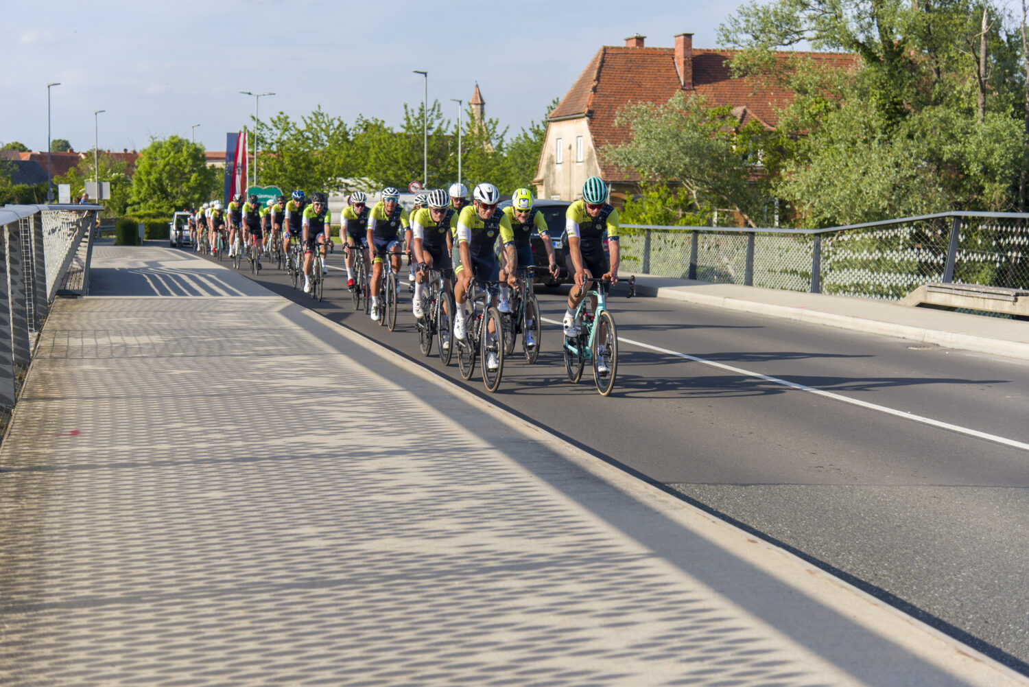 disAbility Ride v Gornji Radgoni - Kolesarji preko mostu čez reko Muro